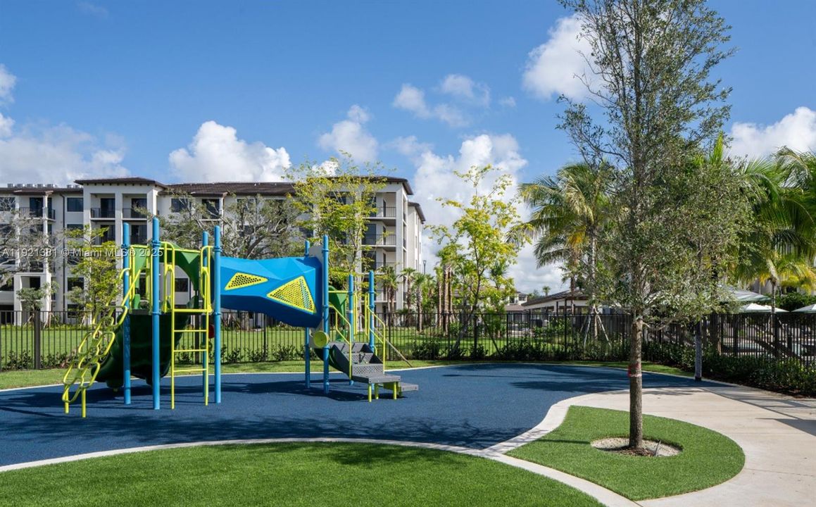 For Rent: $2,526 (1 beds, 1 baths, 801 Square Feet)