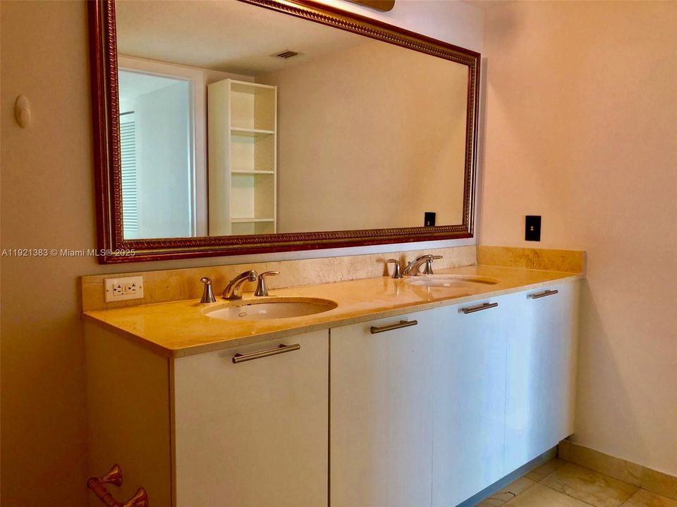 For Rent: $3,900 (2 beds, 2 baths, 1144 Square Feet)