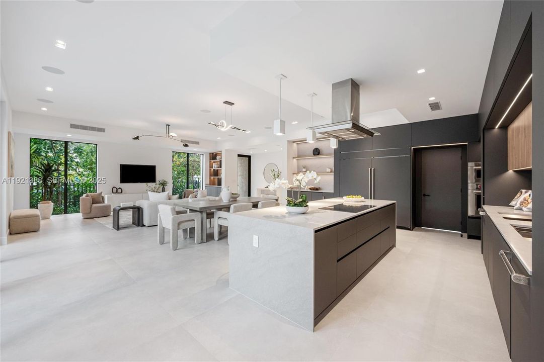 For Sale: $3,395,000 (5 beds, 5 baths, 4008 Square Feet)