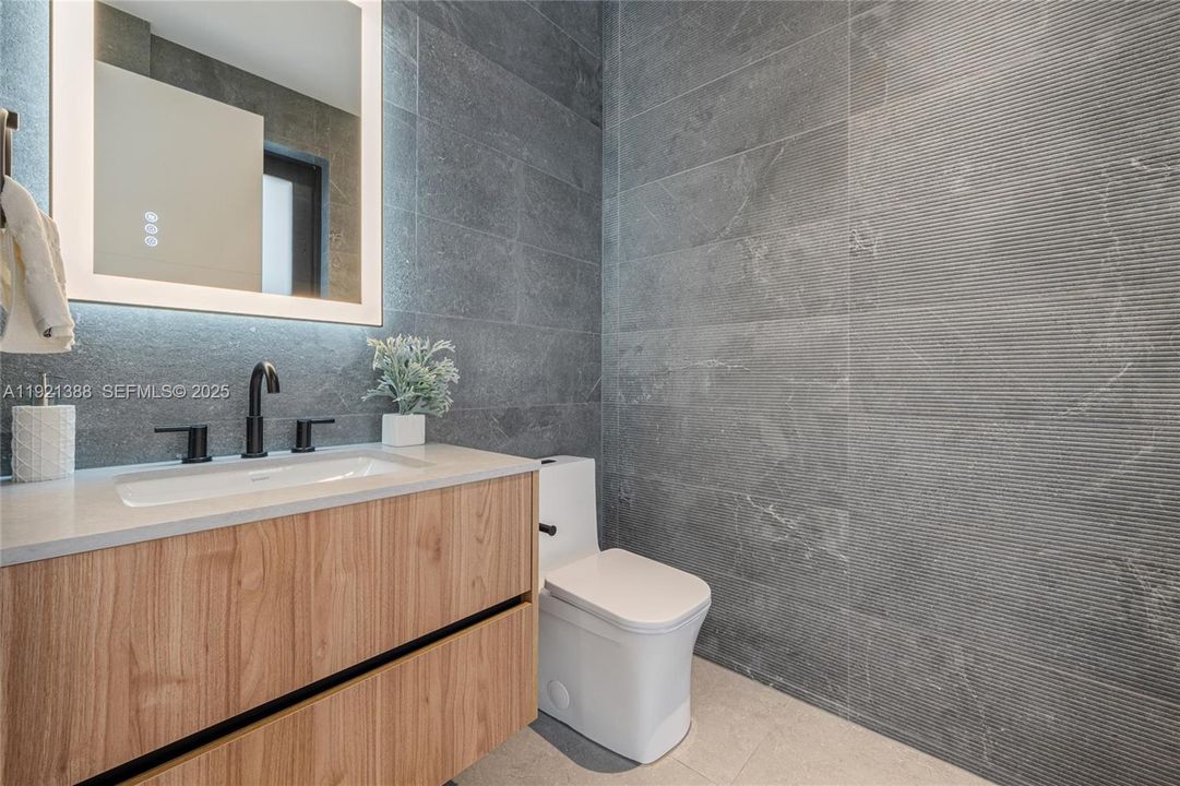 For Sale: $3,395,000 (5 beds, 5 baths, 4008 Square Feet)