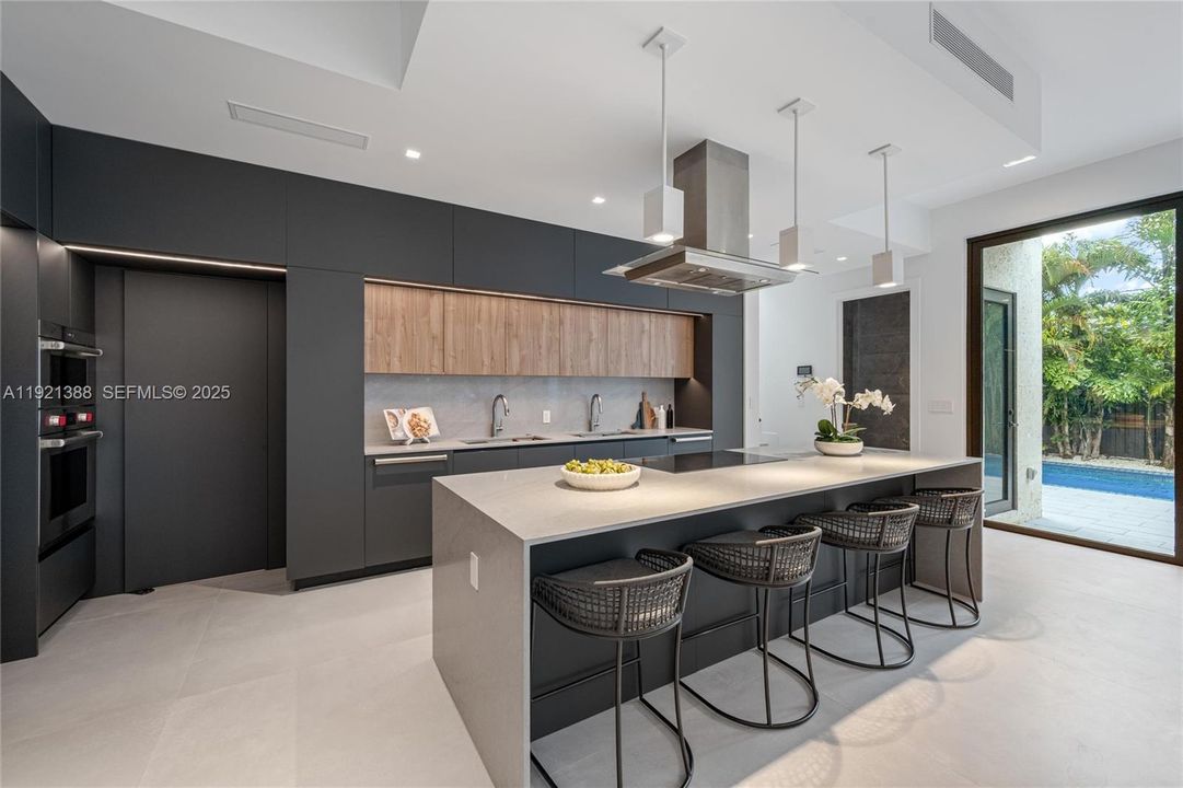 For Sale: $3,395,000 (5 beds, 5 baths, 4008 Square Feet)