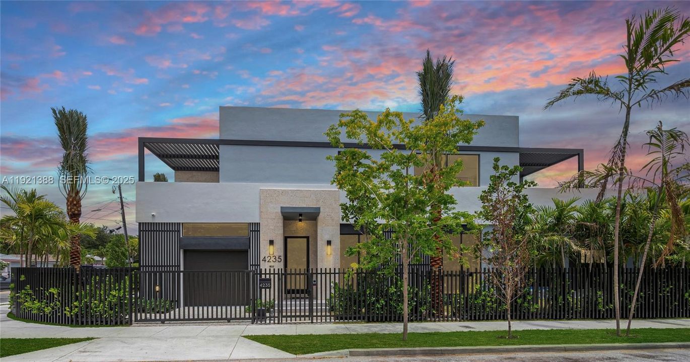 For Sale: $3,395,000 (5 beds, 5 baths, 4008 Square Feet)