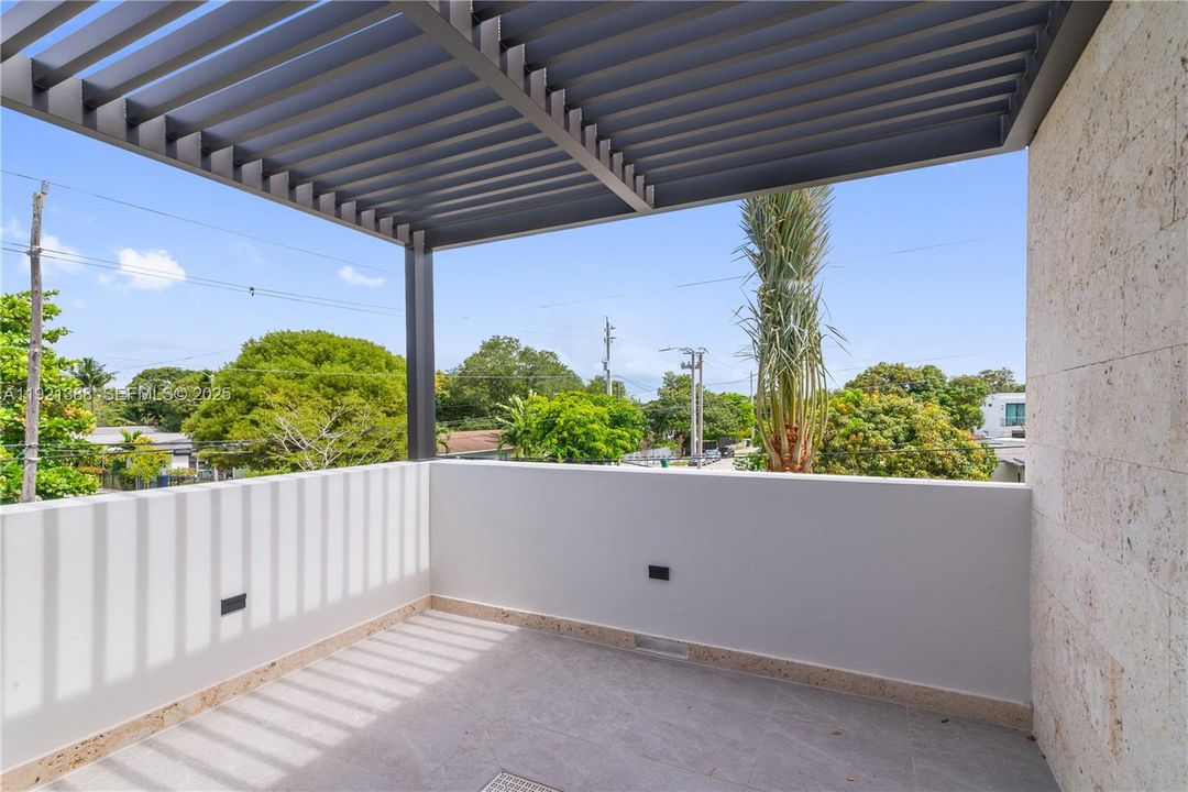 For Sale: $3,395,000 (5 beds, 5 baths, 4008 Square Feet)