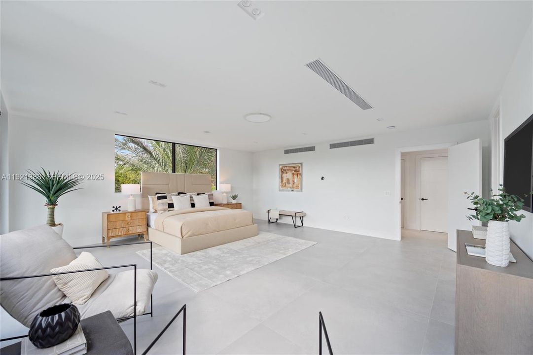 For Sale: $3,395,000 (5 beds, 5 baths, 4008 Square Feet)