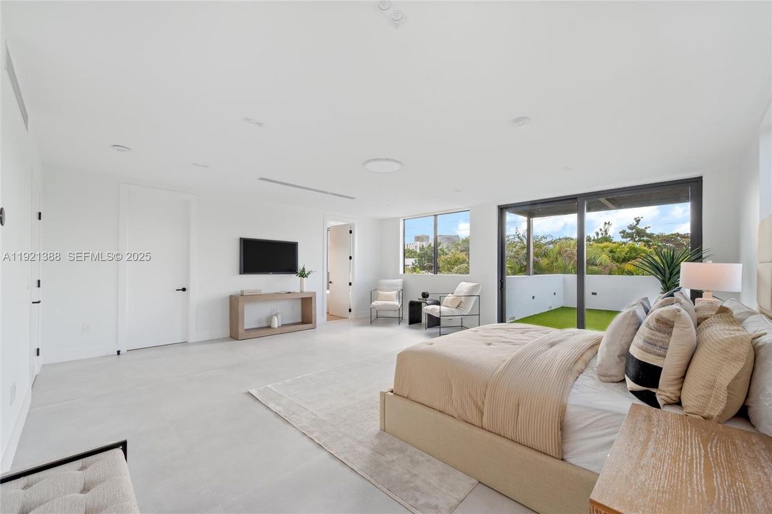 For Sale: $3,395,000 (5 beds, 5 baths, 4008 Square Feet)