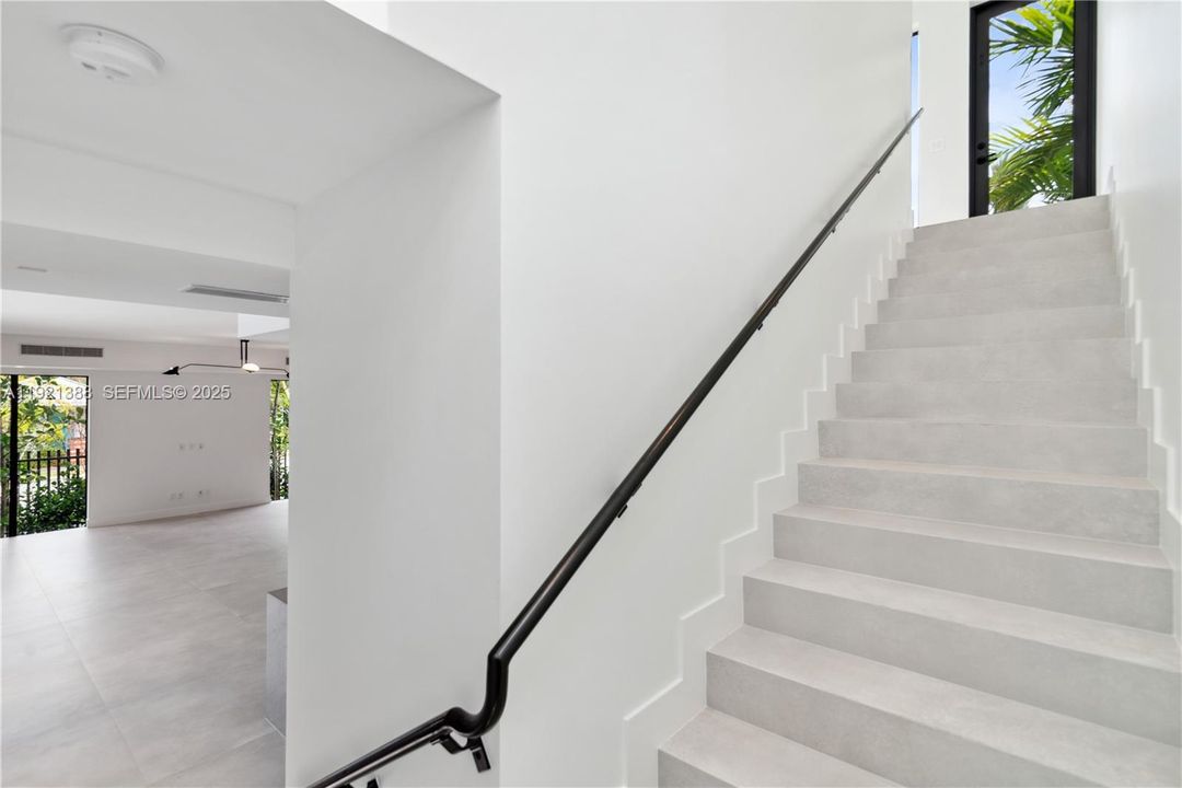 For Sale: $3,395,000 (5 beds, 5 baths, 4008 Square Feet)