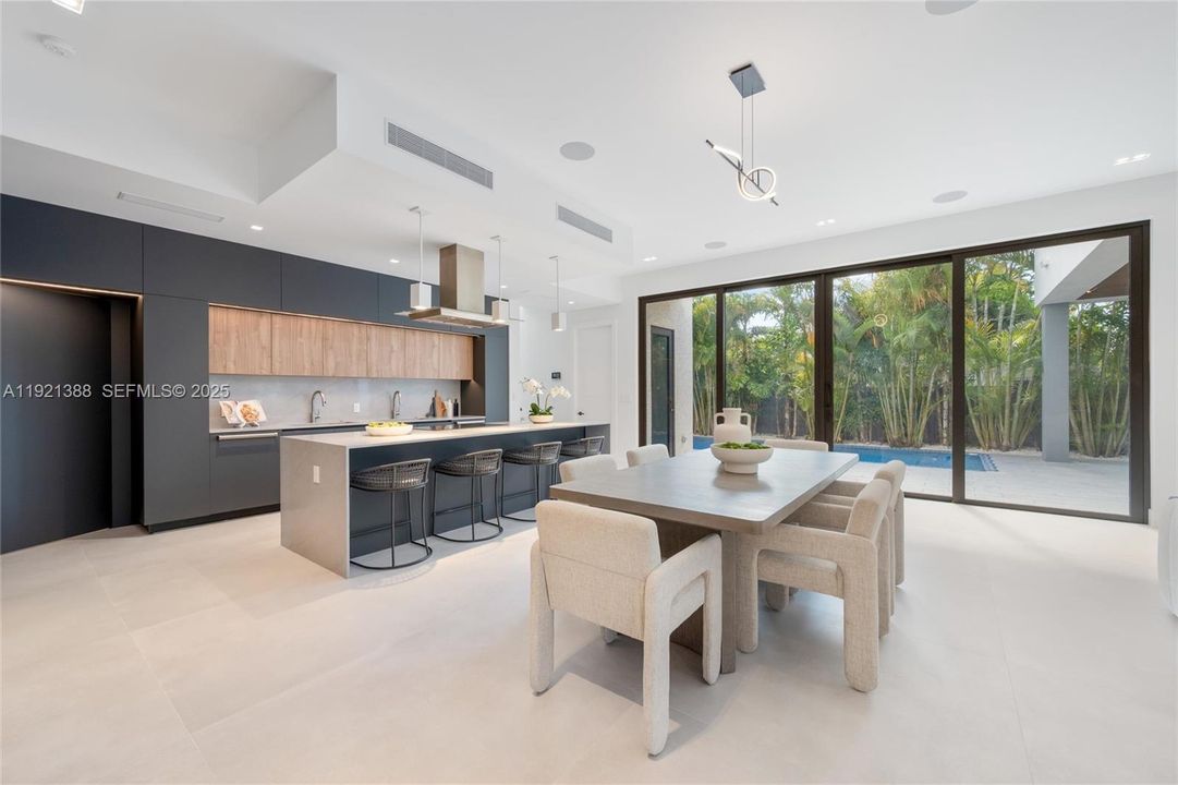 For Sale: $3,395,000 (5 beds, 5 baths, 4008 Square Feet)