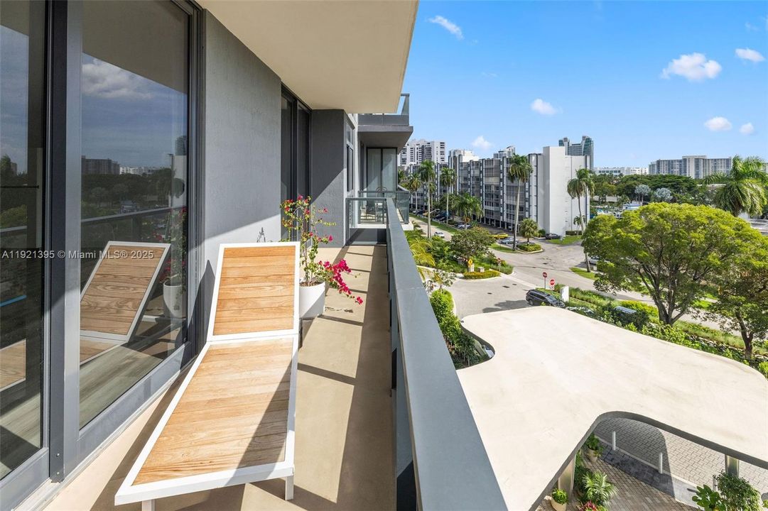 Active With Contract: $3,553 (1 beds, 2 baths, 1081 Square Feet)