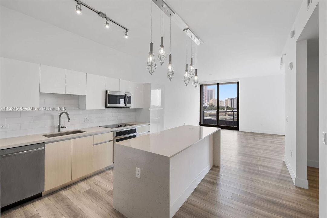 Active With Contract: $3,553 (1 beds, 2 baths, 1081 Square Feet)