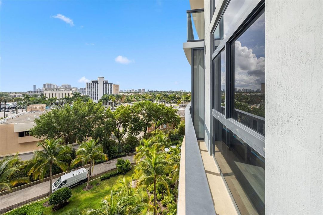 Active With Contract: $3,553 (1 beds, 2 baths, 1081 Square Feet)