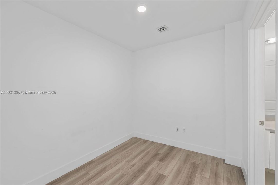 Active With Contract: $3,553 (1 beds, 2 baths, 1081 Square Feet)