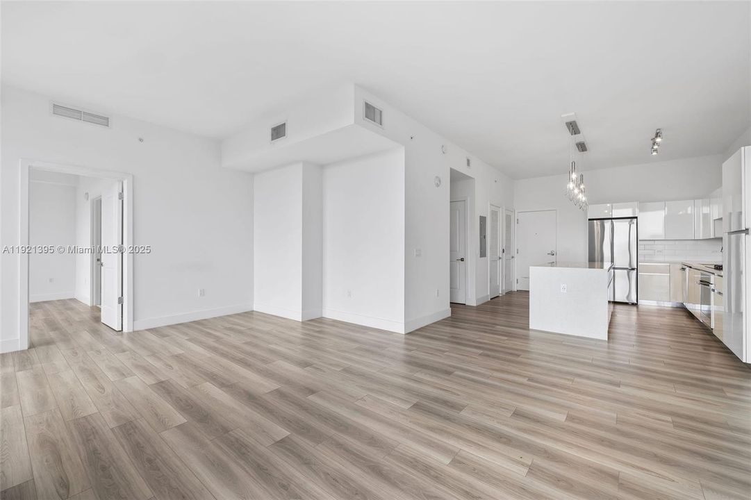 Active With Contract: $3,553 (1 beds, 2 baths, 1081 Square Feet)