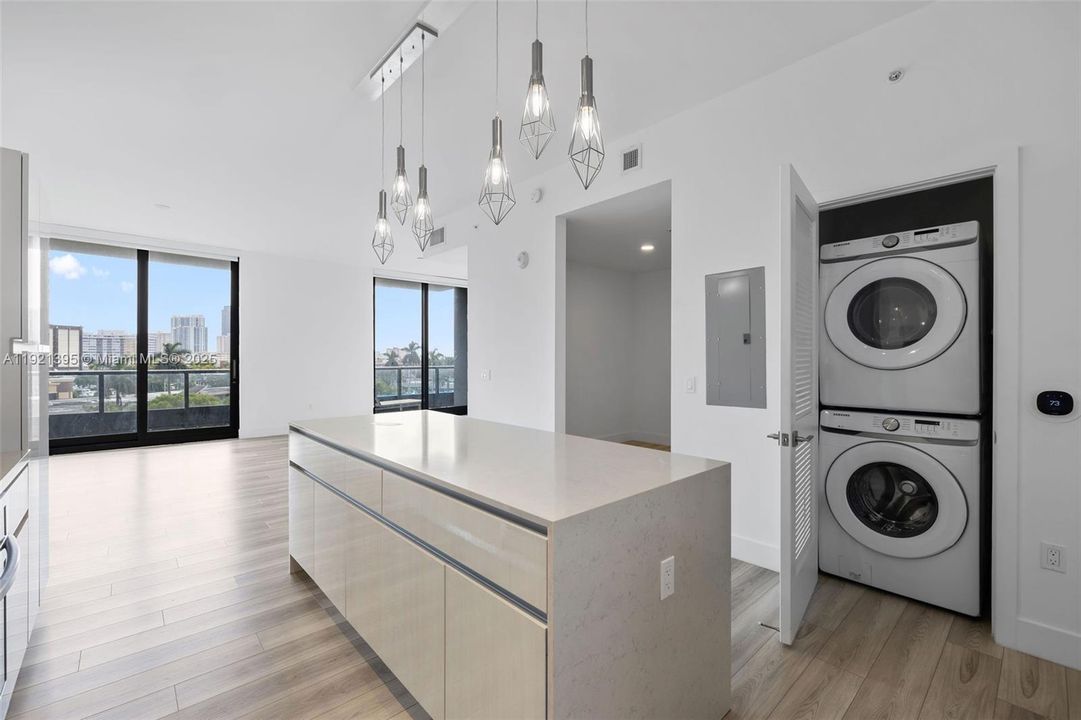 Active With Contract: $3,553 (1 beds, 2 baths, 1081 Square Feet)