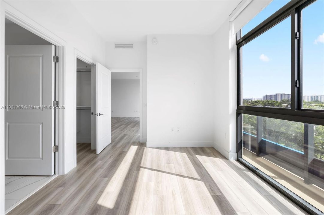 Active With Contract: $3,553 (1 beds, 2 baths, 1081 Square Feet)