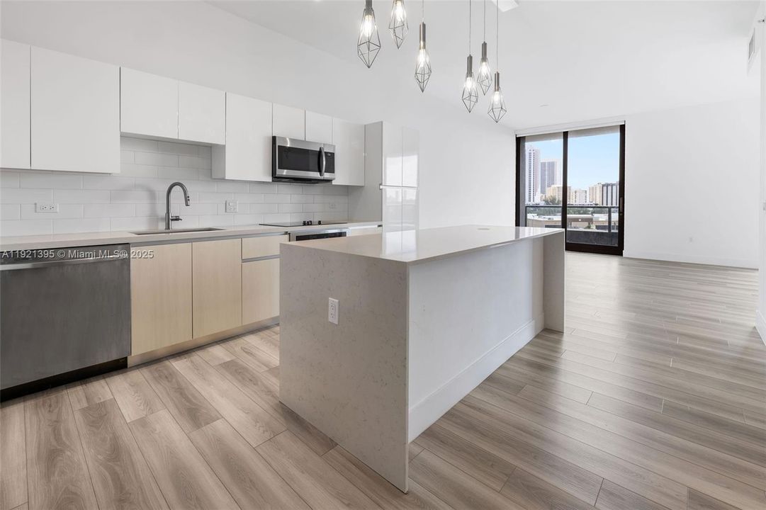 Active With Contract: $3,553 (1 beds, 2 baths, 1081 Square Feet)