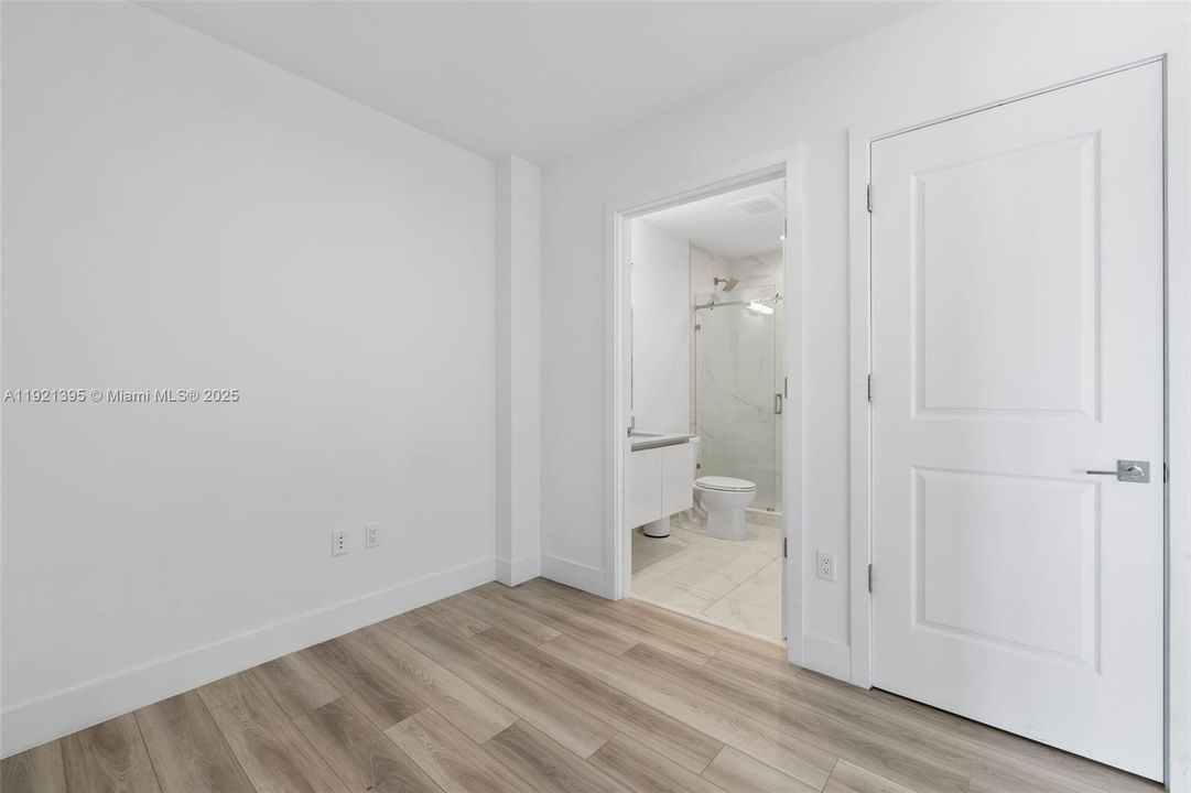 Active With Contract: $3,553 (1 beds, 2 baths, 1081 Square Feet)