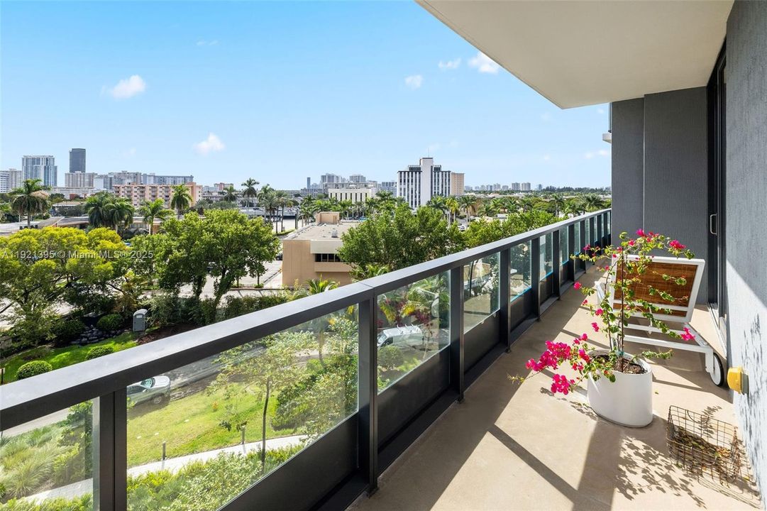 Active With Contract: $3,553 (1 beds, 2 baths, 1081 Square Feet)