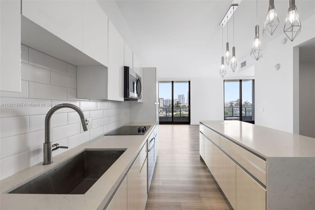 Active With Contract: $3,553 (1 beds, 2 baths, 1081 Square Feet)