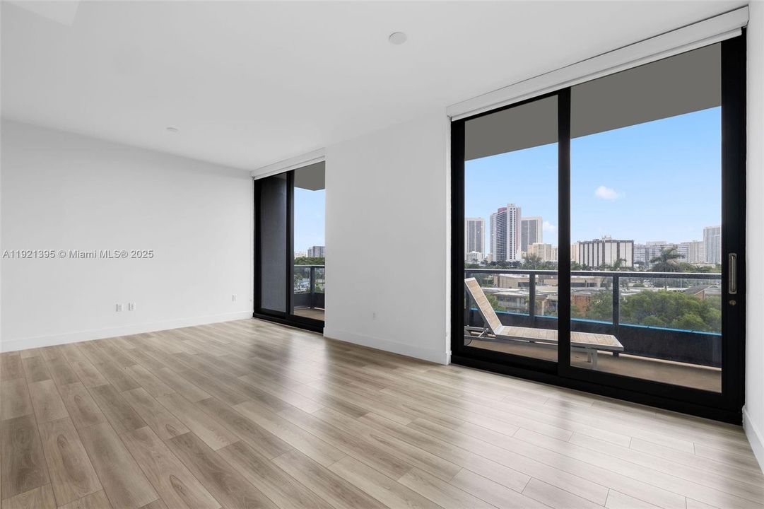 Active With Contract: $3,553 (1 beds, 2 baths, 1081 Square Feet)