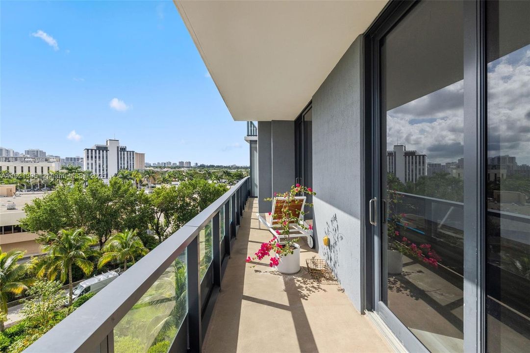 Active With Contract: $3,553 (1 beds, 2 baths, 1081 Square Feet)