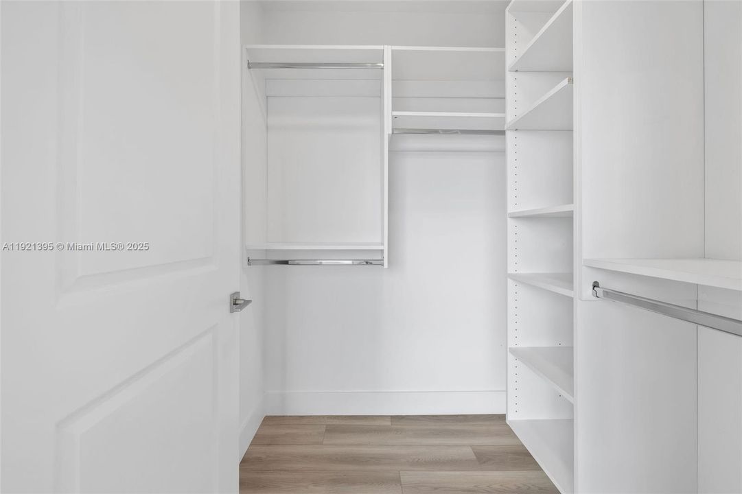 Active With Contract: $3,553 (1 beds, 2 baths, 1081 Square Feet)