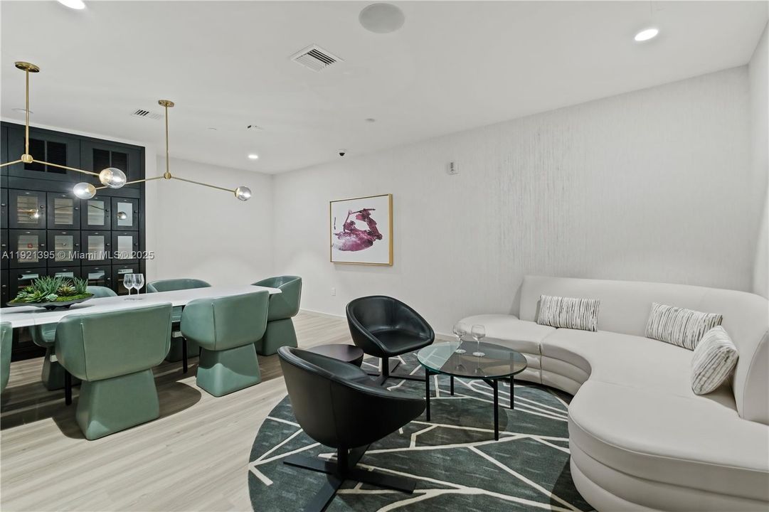 Active With Contract: $3,553 (1 beds, 2 baths, 1081 Square Feet)