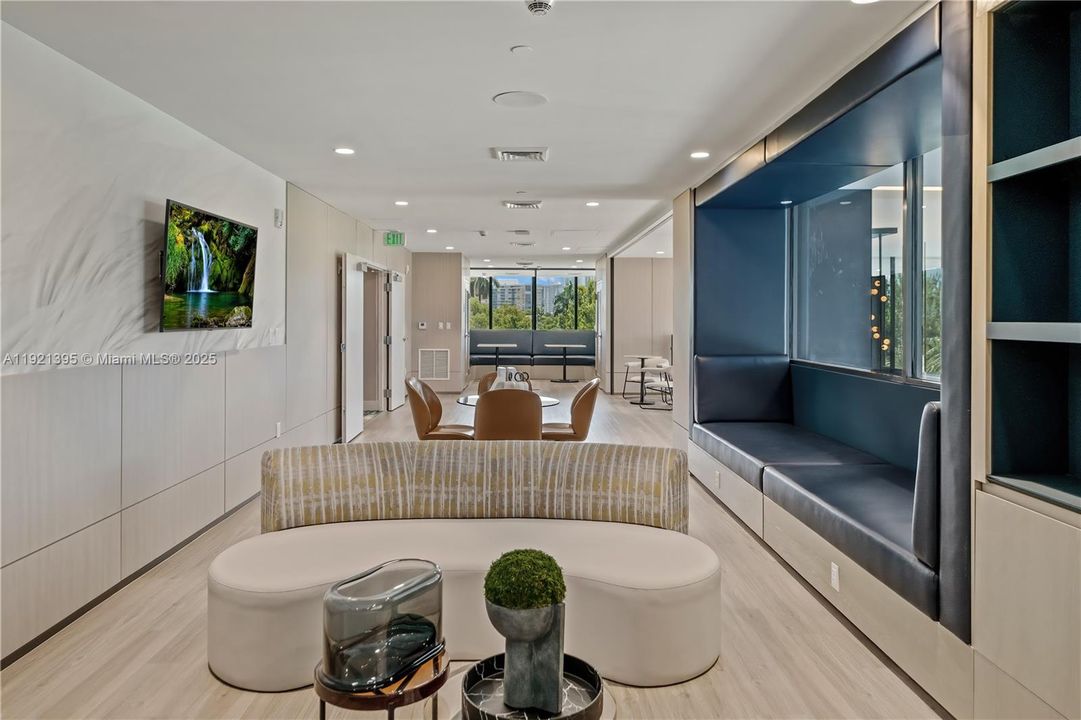 Active With Contract: $3,553 (1 beds, 2 baths, 1081 Square Feet)