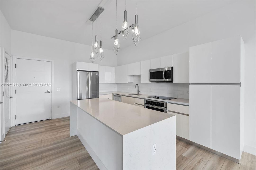 Active With Contract: $3,553 (1 beds, 2 baths, 1081 Square Feet)