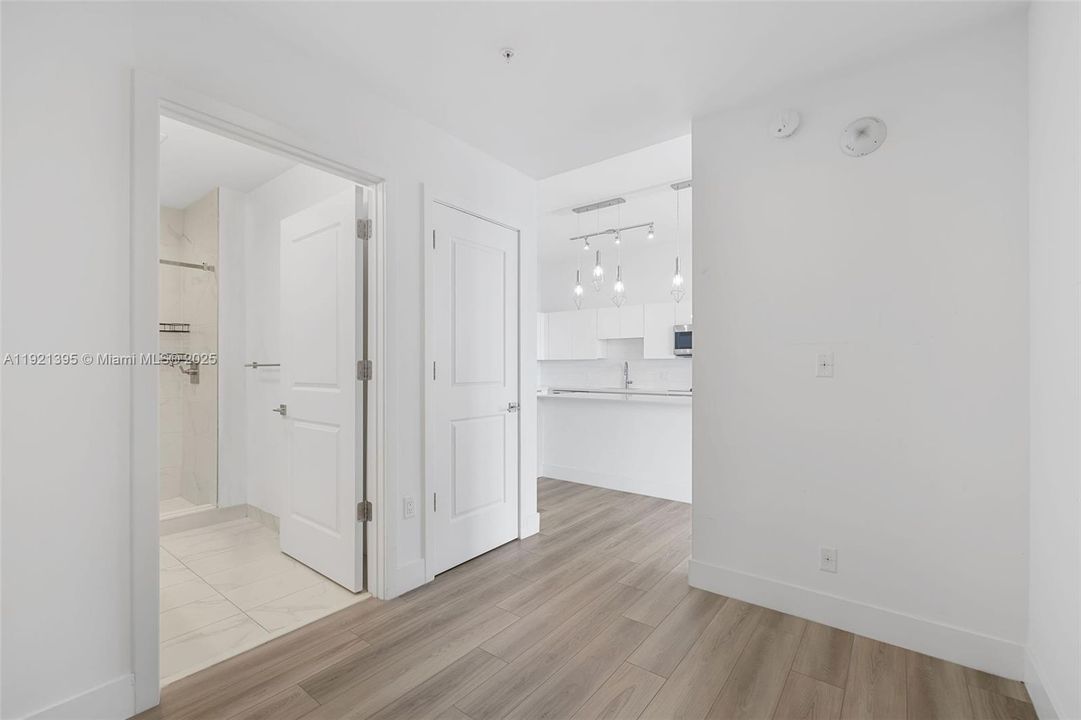 Active With Contract: $3,553 (1 beds, 2 baths, 1081 Square Feet)