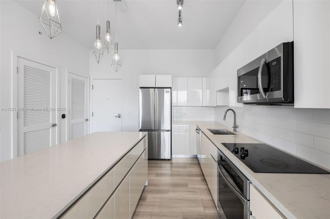 Active With Contract: $3,553 (1 beds, 2 baths, 1081 Square Feet)