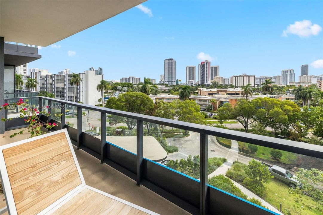 Active With Contract: $3,553 (1 beds, 2 baths, 1081 Square Feet)