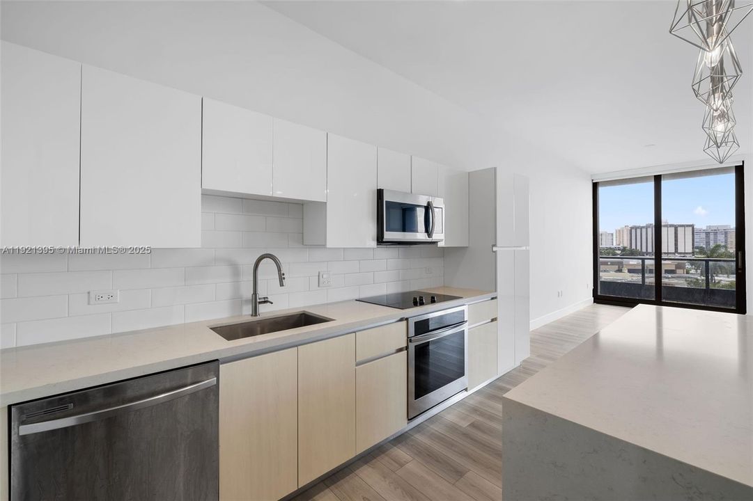 Active With Contract: $3,553 (1 beds, 2 baths, 1081 Square Feet)