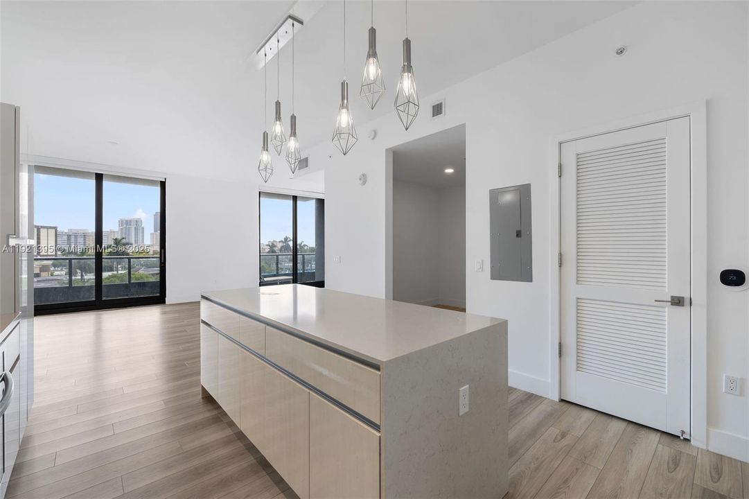 Active With Contract: $3,553 (1 beds, 2 baths, 1081 Square Feet)