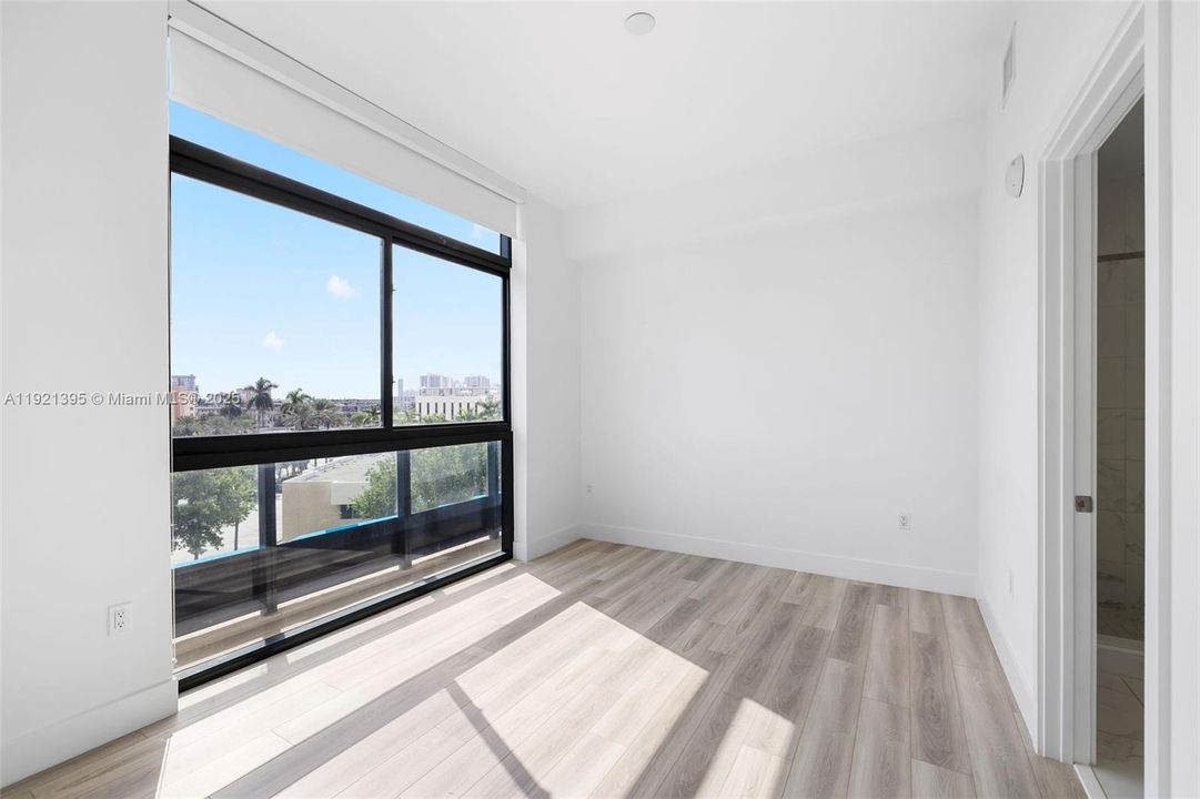 Active With Contract: $3,553 (1 beds, 2 baths, 1081 Square Feet)