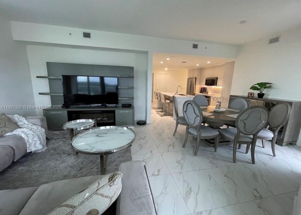 For Sale: $589,000 (3 beds, 3 baths, 1297 Square Feet)