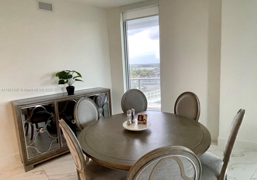 For Sale: $589,000 (3 beds, 3 baths, 1297 Square Feet)