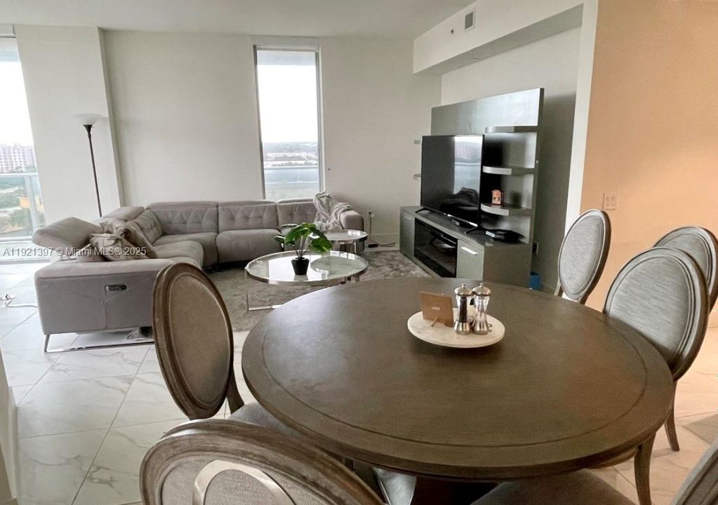 For Sale: $589,000 (3 beds, 3 baths, 1297 Square Feet)