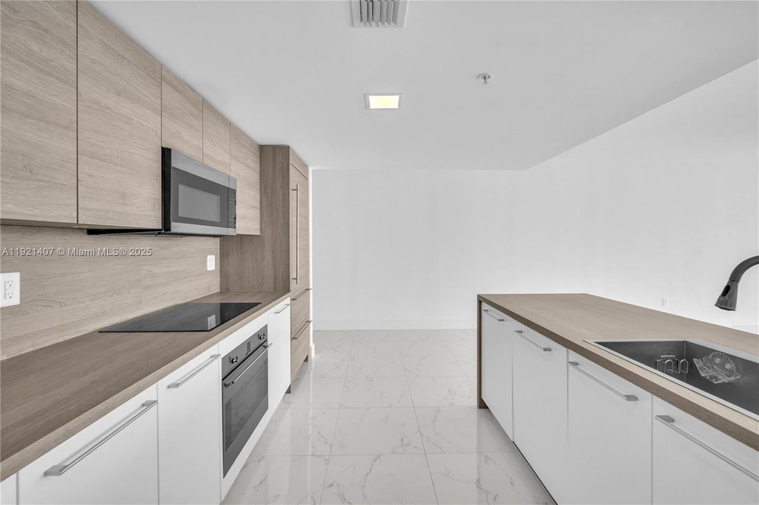 For Sale: $1,095,000 (3 beds, 2 baths, 1865 Square Feet)