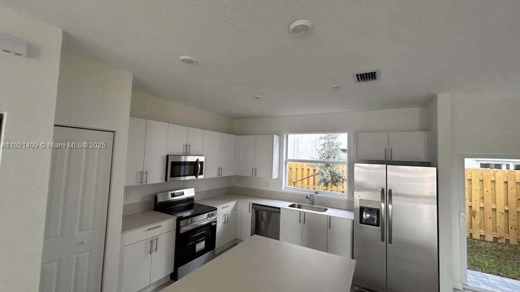 Active With Contract: $2,350 (3 beds, 3 baths, 0 Square Feet)