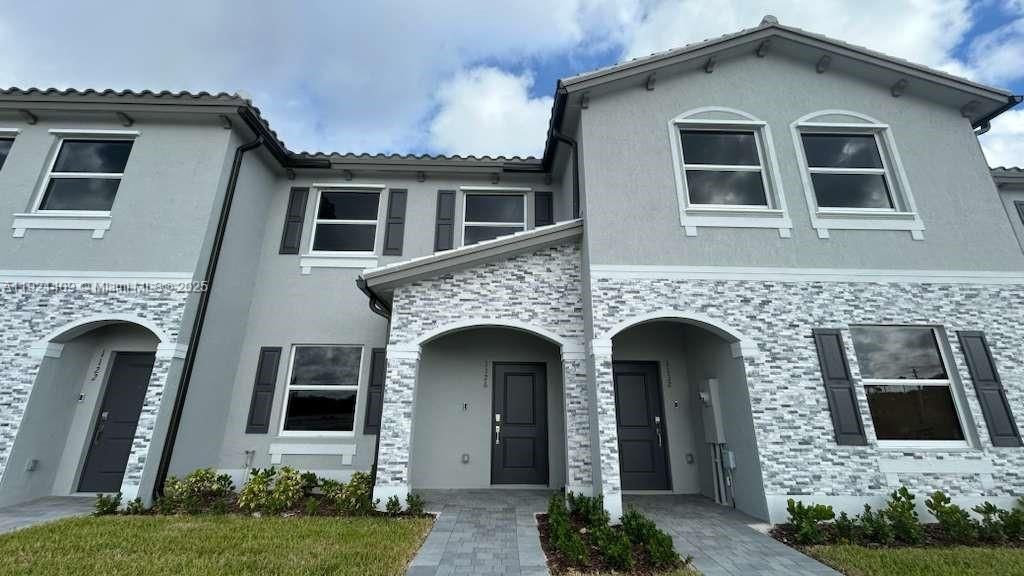 Active With Contract: $2,350 (3 beds, 3 baths, 0 Square Feet)