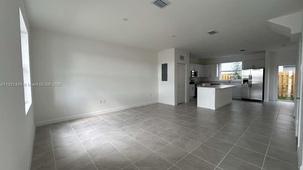 Active With Contract: $2,350 (3 beds, 3 baths, 0 Square Feet)