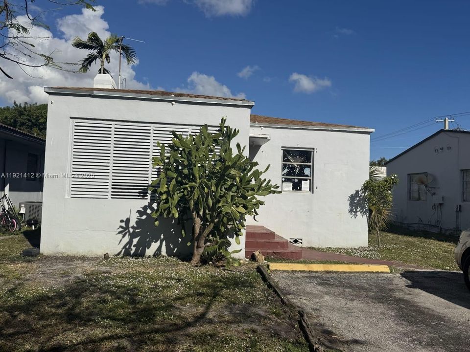 待售: $389,000 (2 贝兹, 1 浴室, 1632 平方英尺)