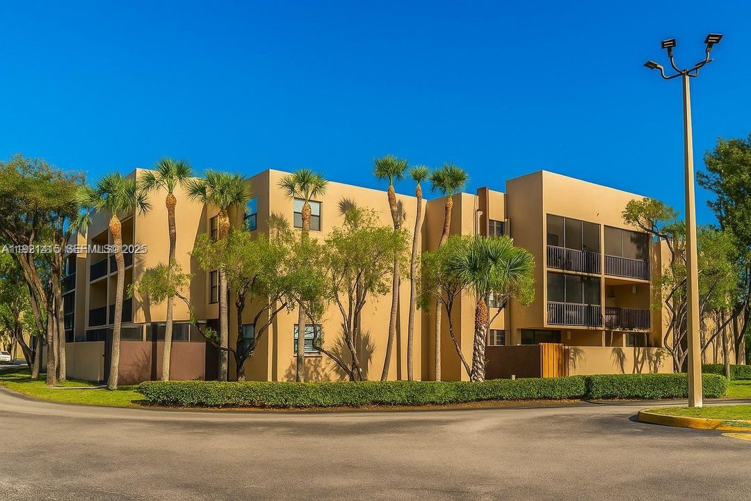 出租: $2,200 (2 贝兹, 2 浴室, 983 平方英尺)