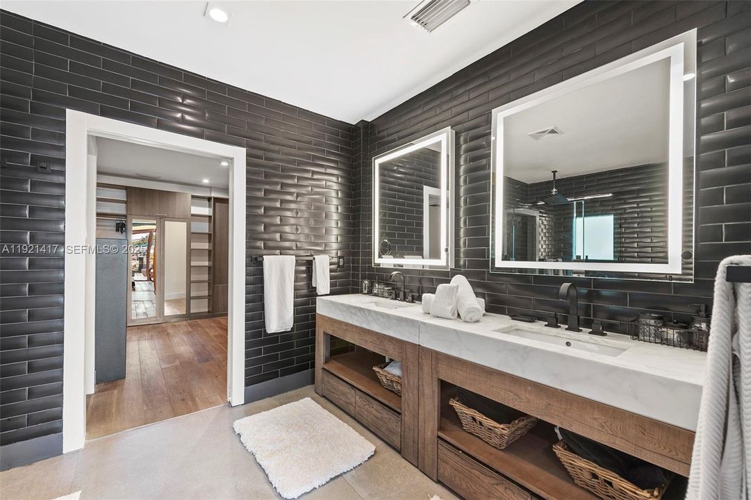 For Sale: $3,690,000 (4 beds, 4 baths, 3016 Square Feet)