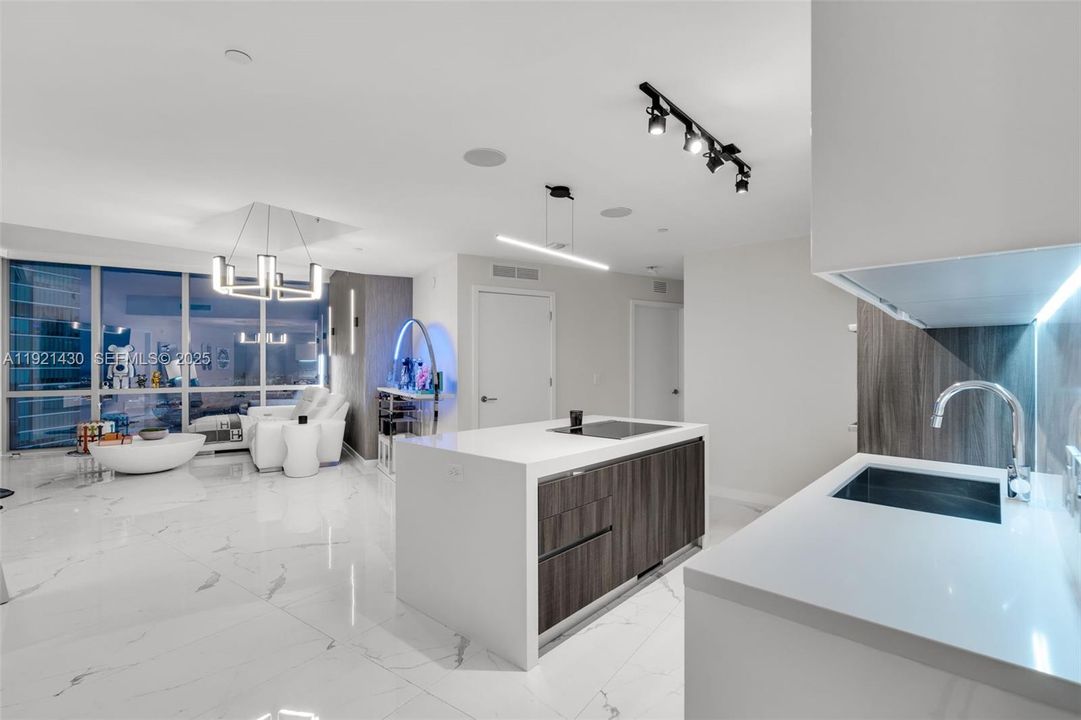 待售: $1,350,000 (2 贝兹, 3 浴室, 1559 平方英尺)