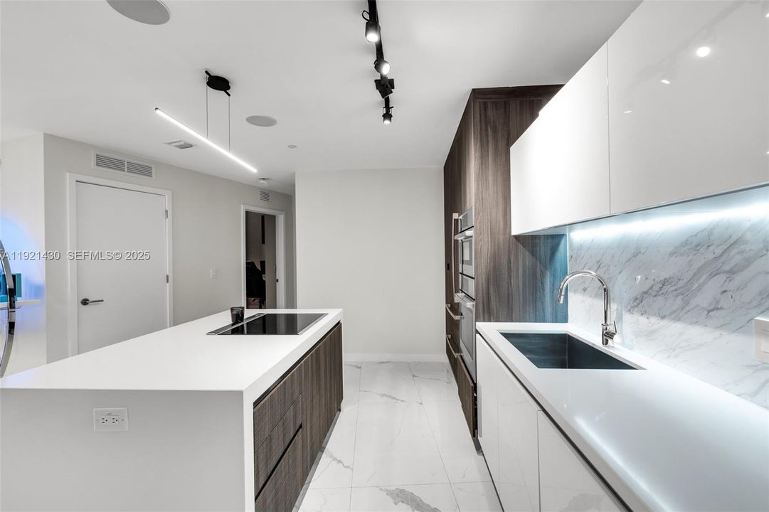 待售: $1,350,000 (2 贝兹, 3 浴室, 1559 平方英尺)