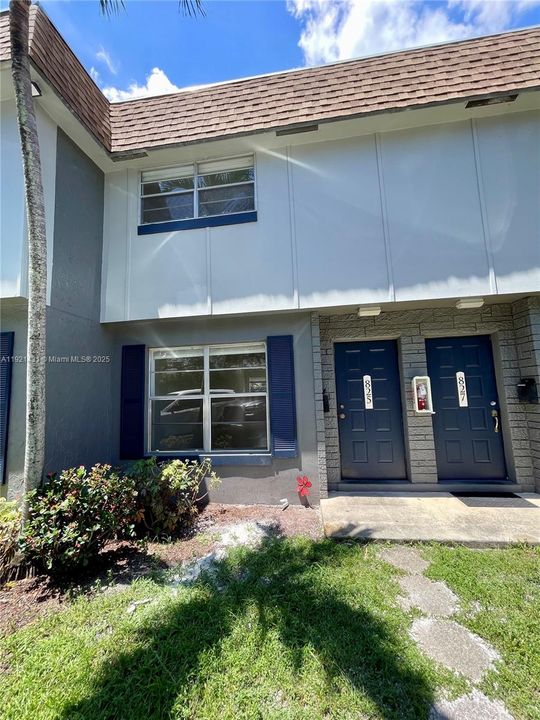 待售: $199,000 (2 贝兹, 1 浴室, 938 平方英尺)