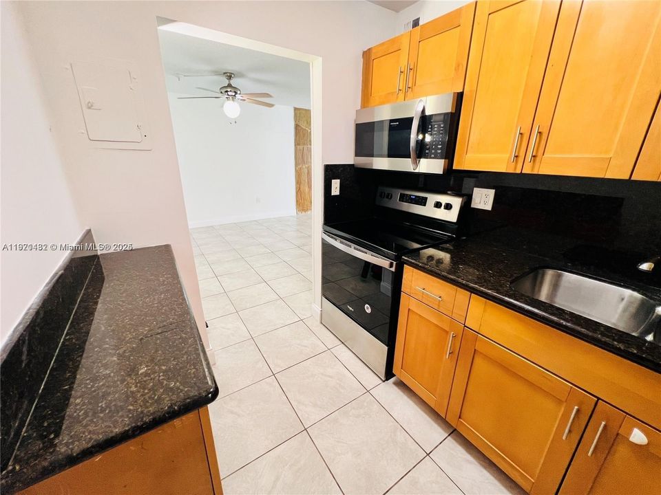 For Rent: $1,850 (1 beds, 1 baths, 777 Square Feet)