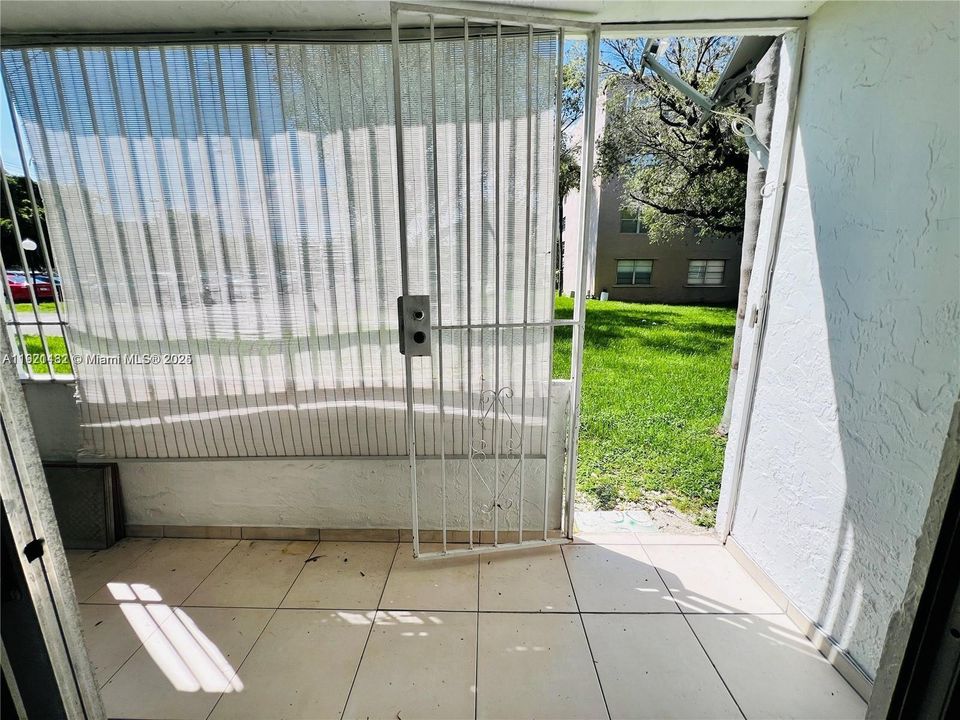 For Rent: $1,850 (1 beds, 1 baths, 777 Square Feet)