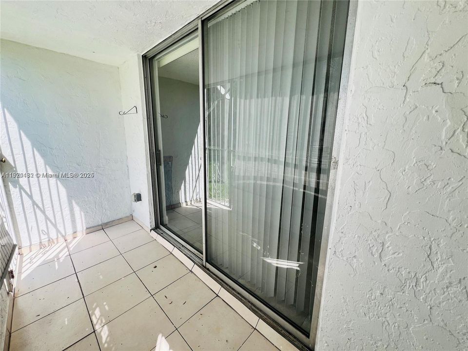 For Rent: $1,850 (1 beds, 1 baths, 777 Square Feet)